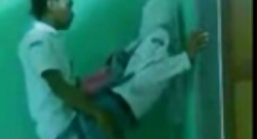 ఆఫీసులో పార్ట్ టైమ్ పనిచేసే యువ క్లీనింగ్ లేడీ స్టూడెంట్ను బాస్ ఫక్ తెలుగు లో సెక్స్ వీడియో కం చేస్తాడు.