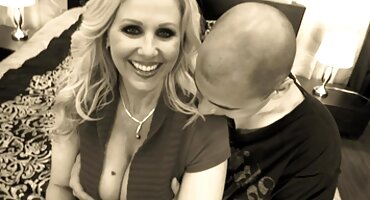 లెస్బియన్స్ ముద్దు మరియు ఒక చీకటి గదిలో సెక్స్ సెక్స్ వీడియో తెలుగులో కలిగి.