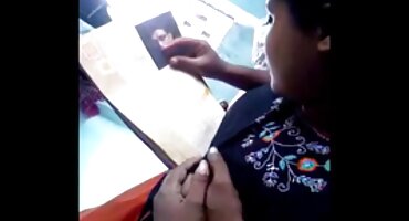 లే అల్లర్గై ఒక నల్ల కన్నడ తెలుగు సెక్స్ వీడియో లైంగిక శాస్త్రవేత్త ముందు ఆమె కాళ్ళను వ్యాపిస్తుంది.