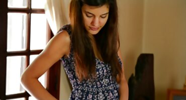 చోలే టెంపుల్ వీడియో సెక్స్ వీడియోస్ సెక్స్ కోసం ఒక డ్యూడ్ను ఎంచుకుంటుంది.