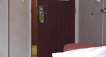 తెల్లటి అందగత్తె తన నాలుకతో బంతులను సెక్స్ సెక్స్ తెలుగు వీడియో పట్టుకుంటుంది మరియు ఆమె కాళ్ళను వ్యాపిస్తుంది.