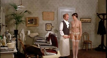 పెన్షనర్ కింద తెలుగు డాక్టర్ సెక్స్ వీడియో నానీ పడి ఉంది.