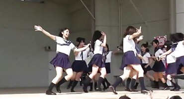 యువ అమ్మాయి పూకు మీధ వేలితోరుద్ధడమ్. తెలుగు హీరోయిన్ సెక్స్ వీడియో