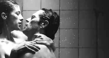 అతను తన వీడియో సెక్స్ తెలుగు సోదరుడిని కలవరపరిచాడు మరియు అతని కాక్ను స్వాధీనం చేసుకున్నాడు.