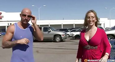 మెట్లపై తన ఉంపుడుగత్తెతో మంచి మరియు వేగవంతమైన సెక్స్. తెలుగు హీరోయిన్ సెక్స్ వీడియో